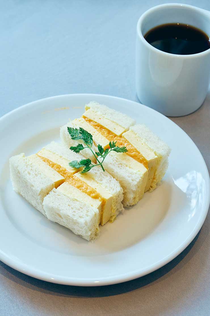 だし巻きとスクランブルエッグのサンドイッチ