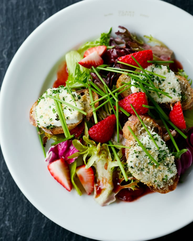 シェーブルチーズとイチゴの温製サラダ