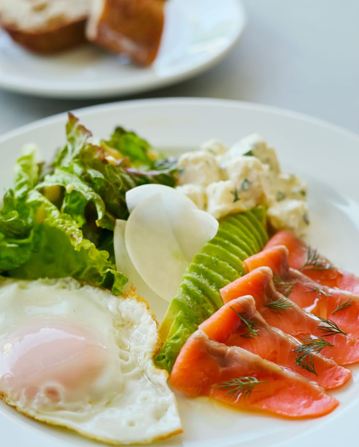スモークサーモンプレート　目玉焼きと2種のパン添え