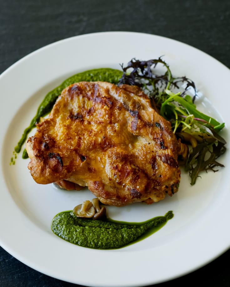 鶏もも肉の炭火焼き　ジェノヴェーゼソース