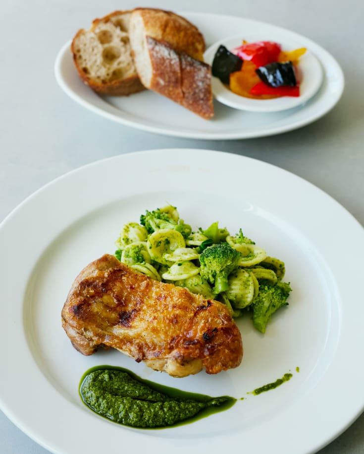 鶏もも肉の炭火焼き　オレキエッテとブロッコリーのジェノべーゼ