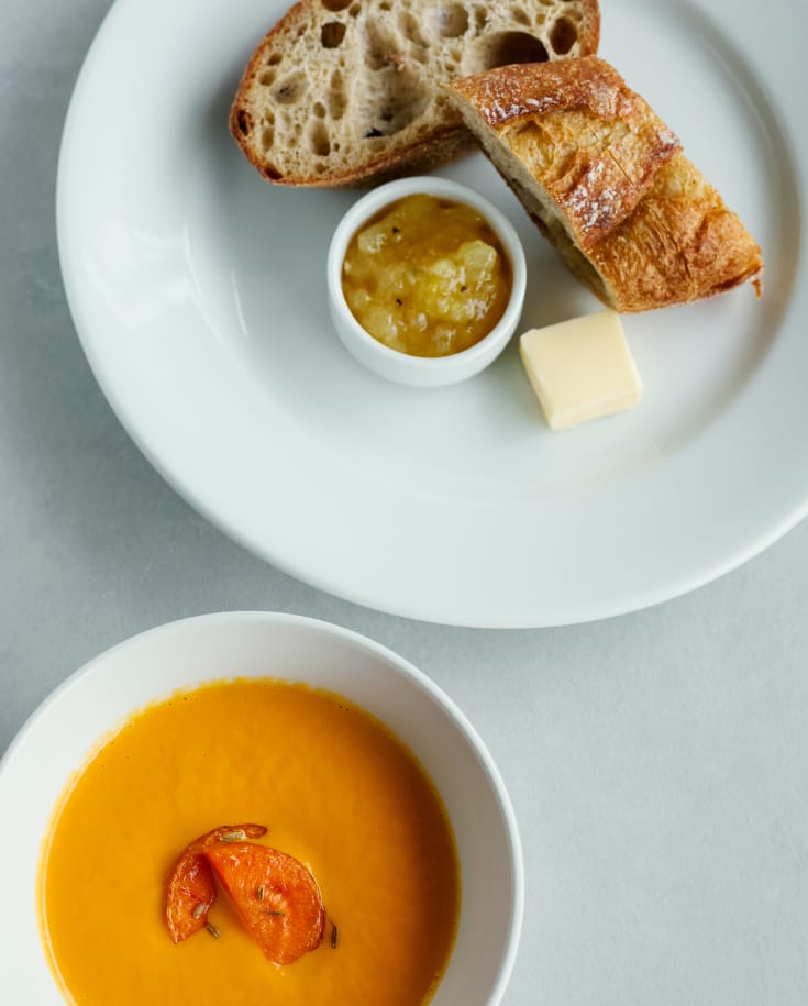 野菜のポタージュ　2種のパンとフェンネルとグレープフルーツのコンフィチュール添え