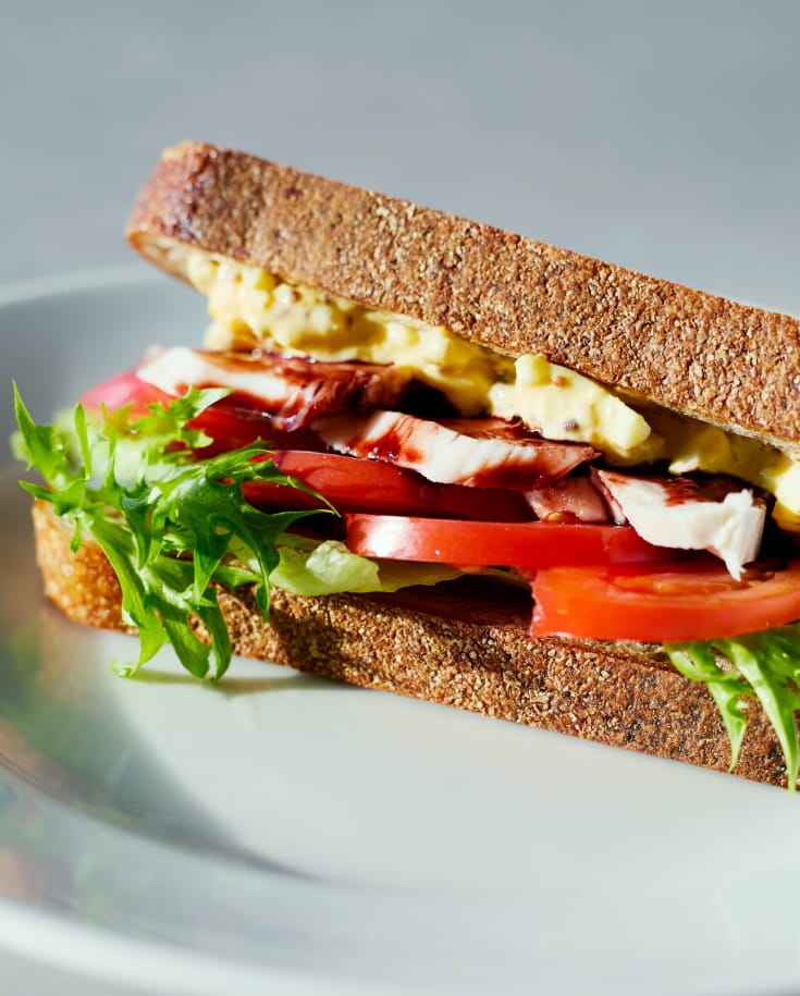 鶏胸肉とグリビッシュソースのサンドイッチ