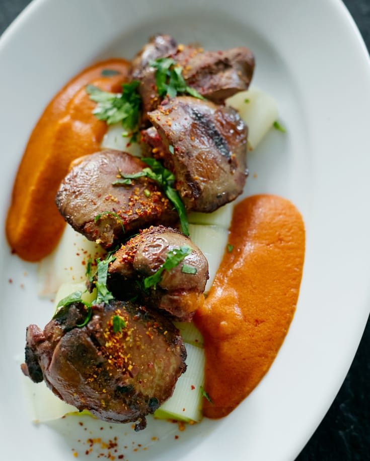 ポロネギのカタルーニャ風カルソッツと鶏レバー　ロメスコソース