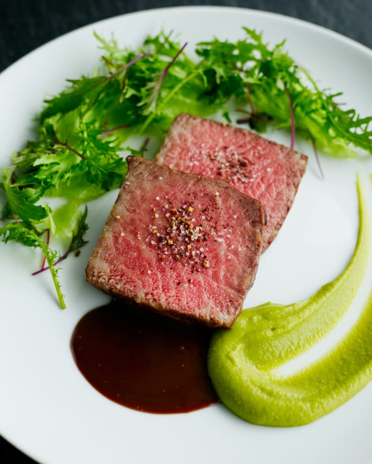 和牛の炭火焼き　野菜のピューレとサラダ添え